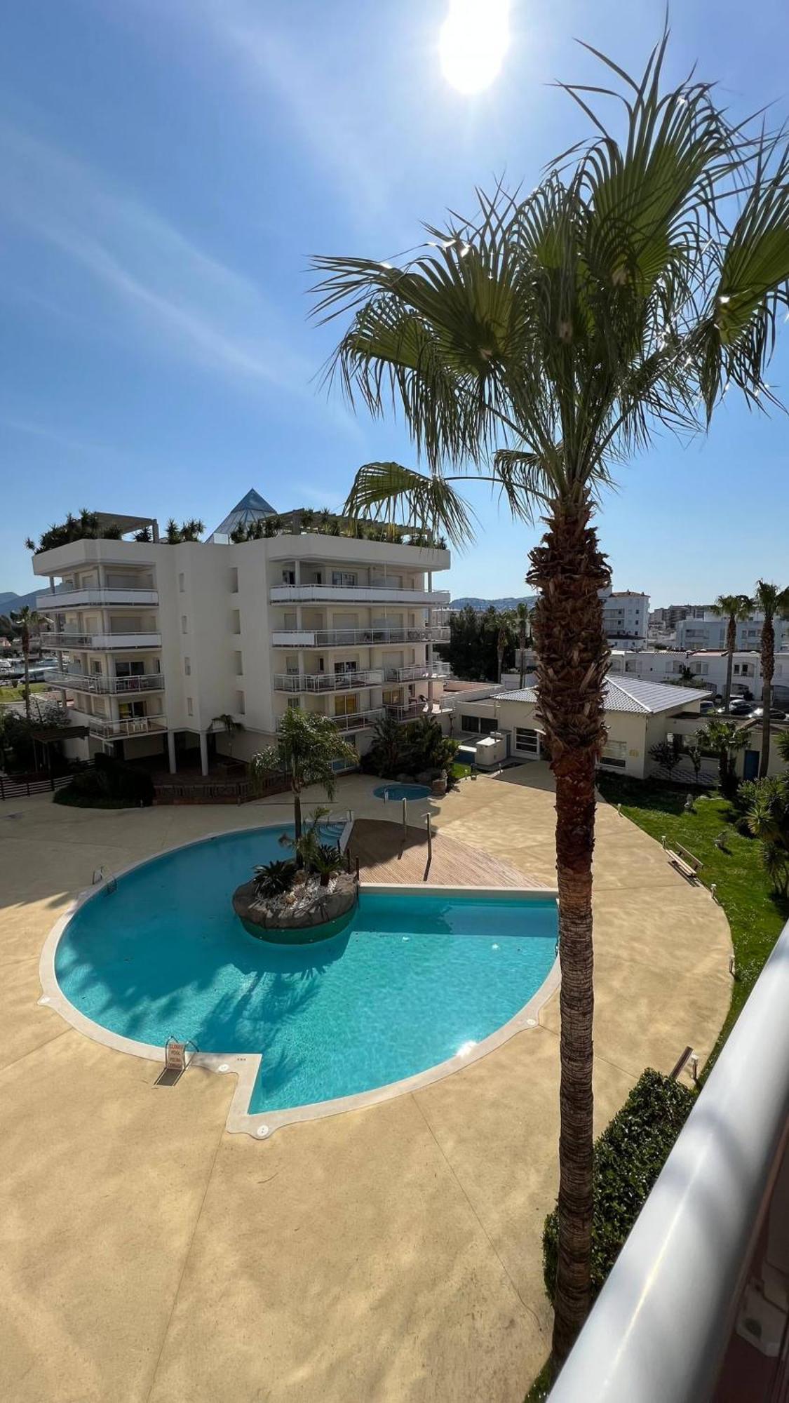 Bonito Piso En Con Piscina Y Parking Av-66 Roses